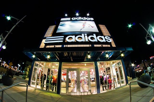                               Adidas: Kursgewinne mit Aktien                             
                              