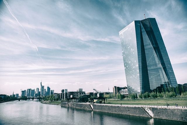 Die europäische Zentralbank in Frankfurt hält die Zins-Zügel fest im Griff.