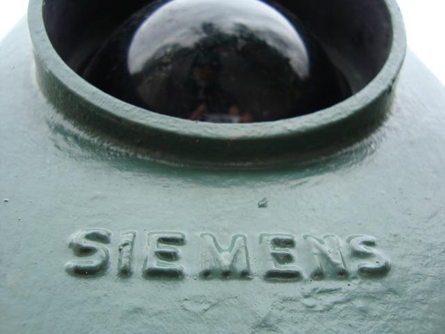 Siemens ist in vielen Bereichen wie z.B. Schaltanlagen für Bahnsysteme tätig.